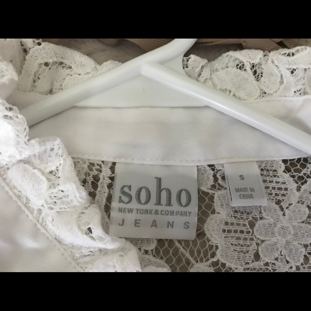 EUC NEW YORK&CO Lace Beek-a-Boo Blouse🌺